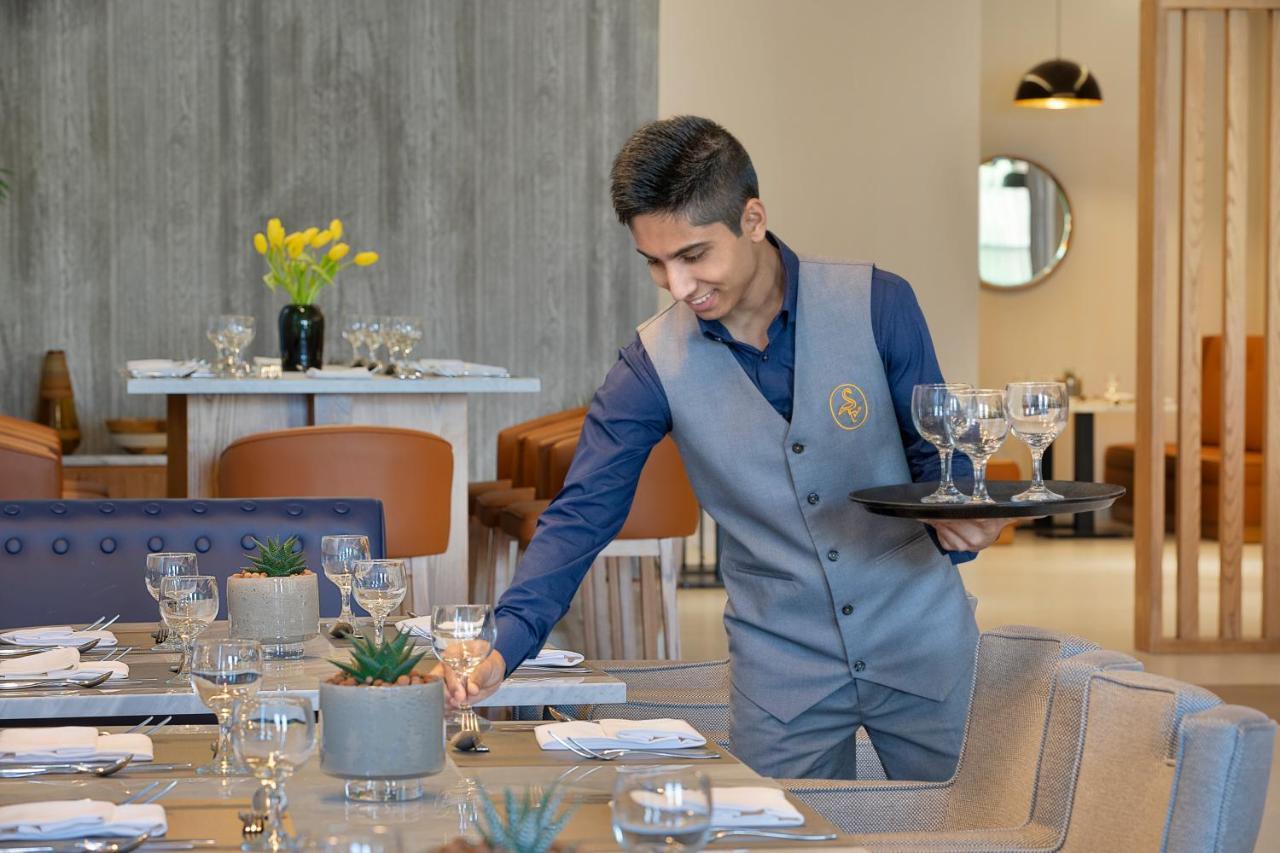 Hotel Voco Al Khobar By Ihg Zewnętrze zdjęcie A waiter at work