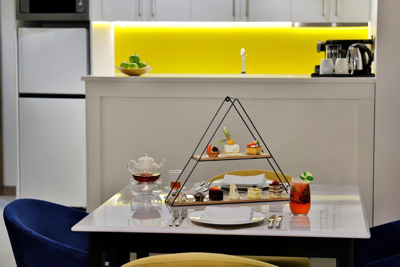 Hotel Voco Al Khobar By Ihg Zewnętrze zdjęcie A pyramid cake stand