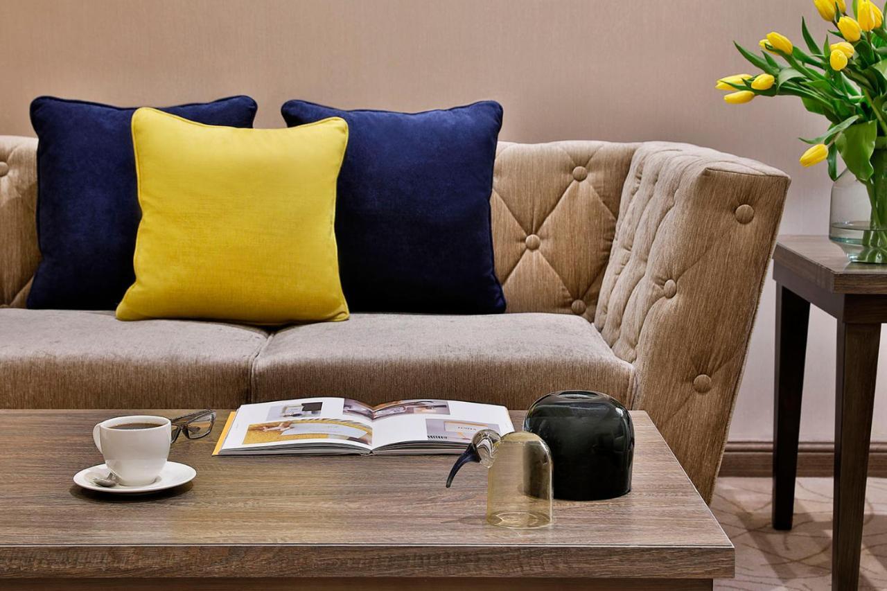 Hotel Voco Al Khobar By Ihg Zewnętrze zdjęcie A sofa with cushions