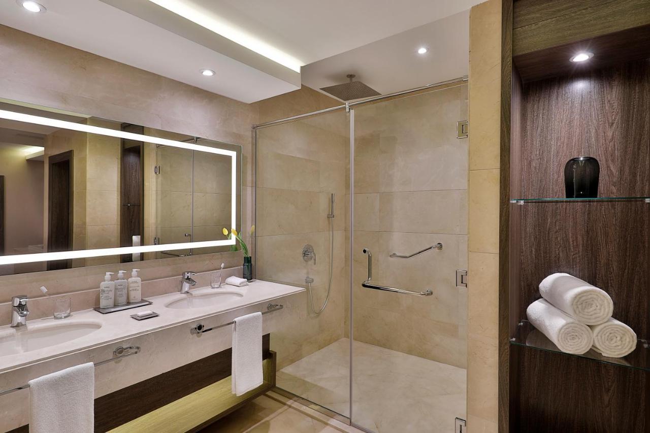 Hotel Voco Al Khobar By Ihg Zewnętrze zdjęcie A shower enclosure
