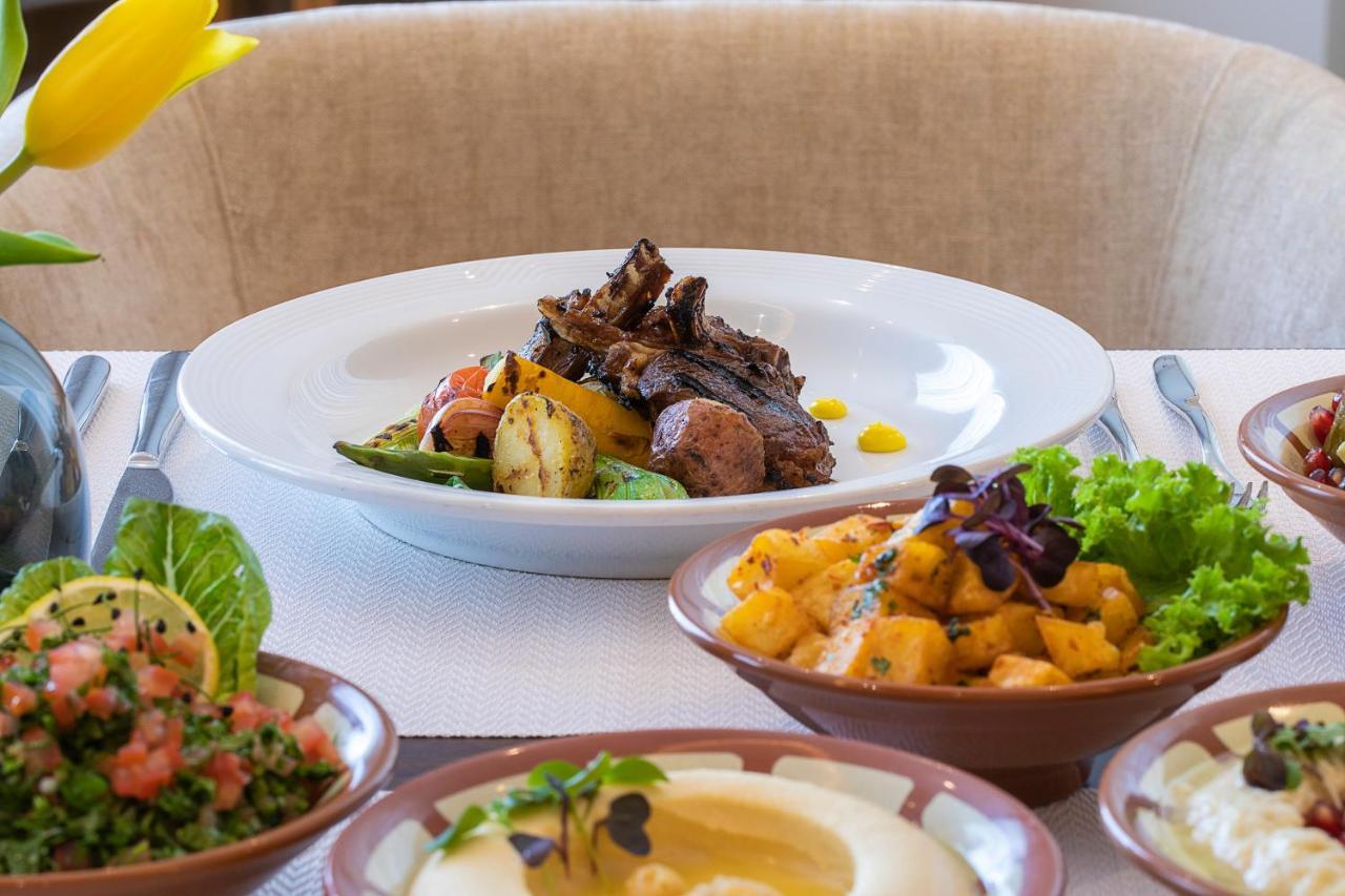 Hotel Voco Al Khobar By Ihg Zewnętrze zdjęcie A selection of dishes at the restaurant